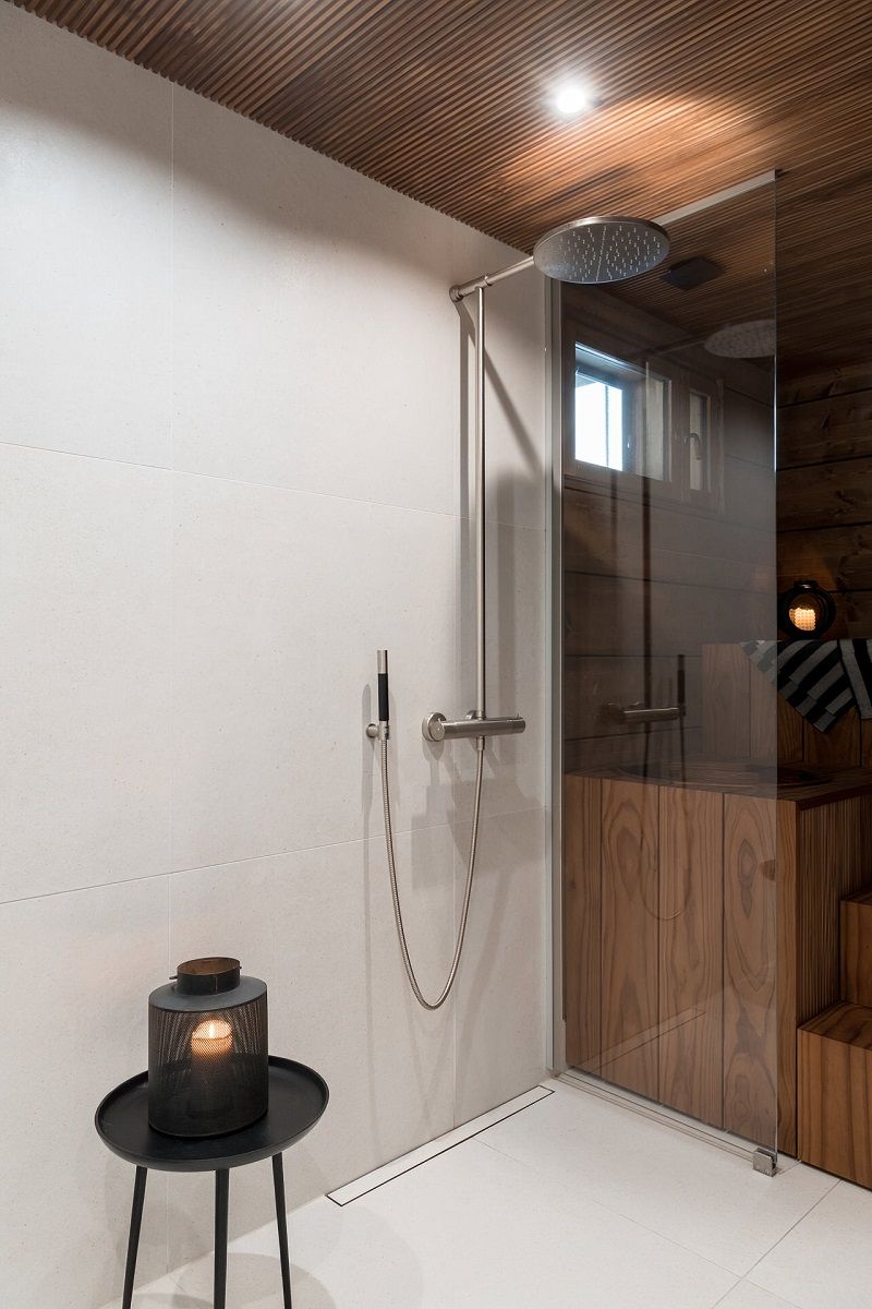 Illuminazione generale del bagno con faretti a incasso nel soffitto, dimmerabili e regolabili su una tonalità calda